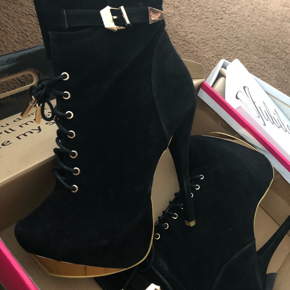 Black gorgeous !! Suede high heel booties